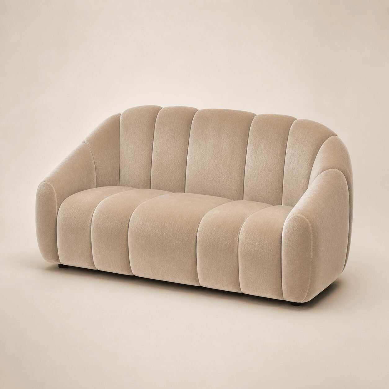 Canapé 2 places Olan Studio en velours beige sable, vue trois-quarts