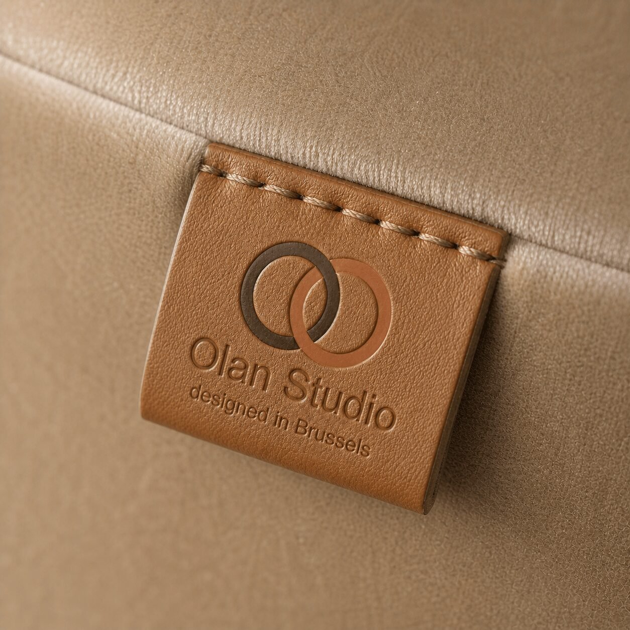 Étiquette en cuir Olan Studio designed in Brussels cousue sur le velours