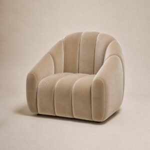 Fauteuil Olan Studio en velours beige sable, vue trois-quarts
