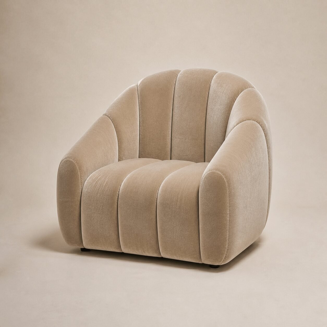 Fauteuil Olan Studio en velours beige sable, vue trois-quarts