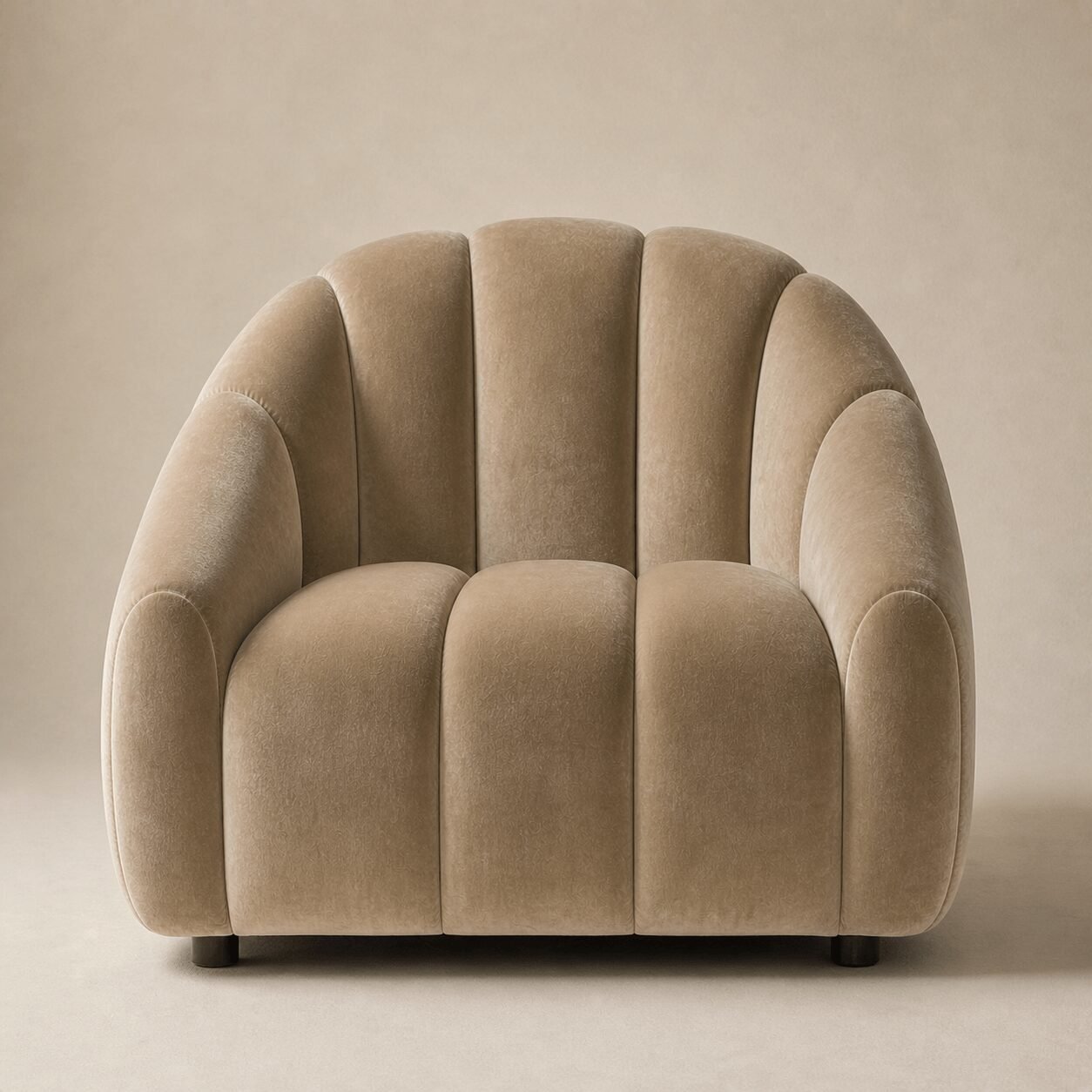 Fauteuil Olan Studio en velours beige, vue de face