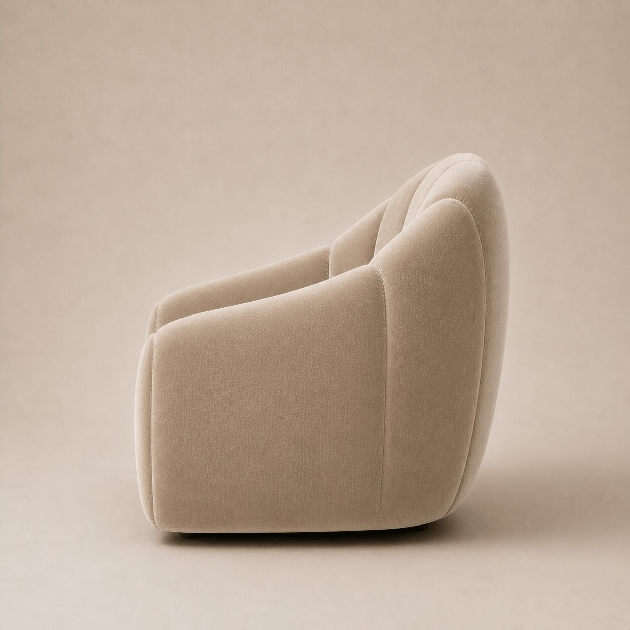 Fauteuil Olan Studio en velours beige, vue latérale de profil